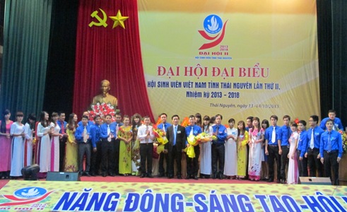 Đ/c Đặng Quốc Toàn - Bí thư BCH Trung ương Đoàn tặng hoa cho BCH Hội Sinh viên tỉnh Thái Nguyên khóa II, nhiệm kỳ 2013 - 2018